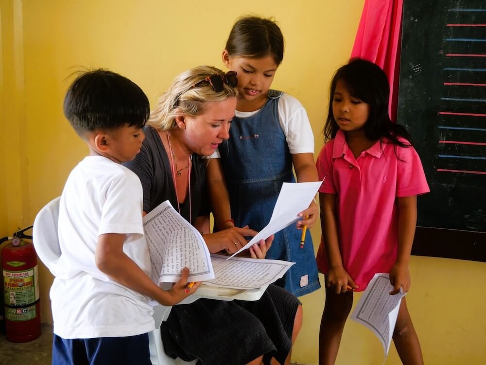 Volontaires avec des enfants pendant un programme de volontariat au Cap-Vert avec Abroad Escape