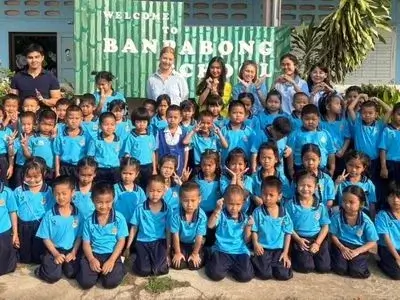 Vrijwilligers in kleuterschool in thailand