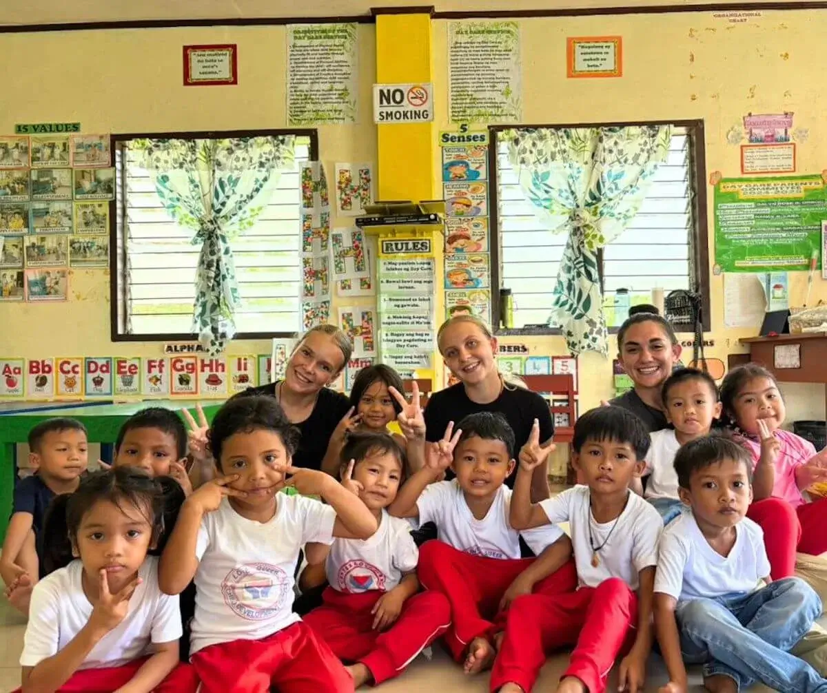Vrijwilligers in kleuterschool op filipijinen