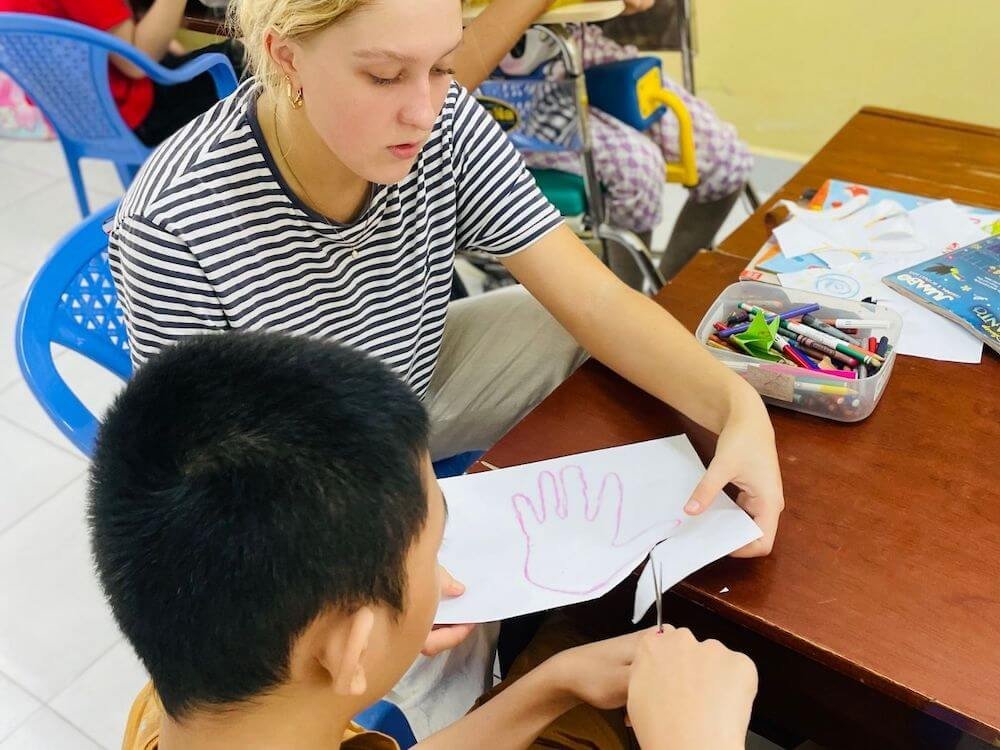 volunteer with children in Valencia