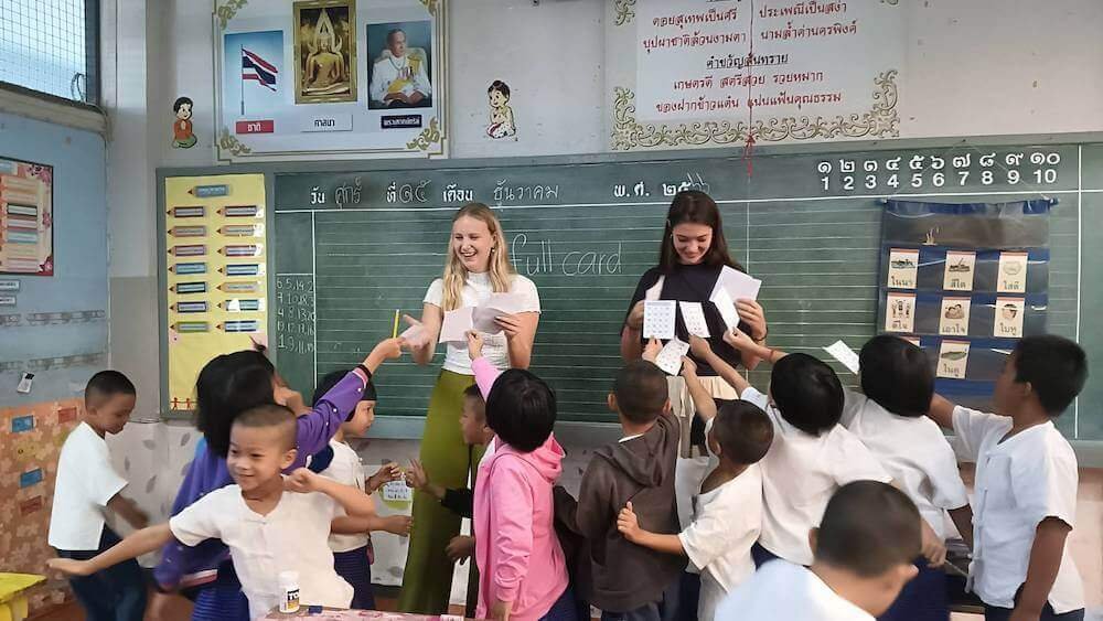 thailand volunteer teaching english in a school