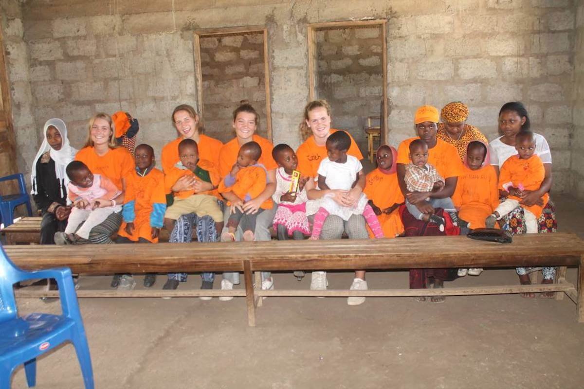 volunteer with children in Valencia
