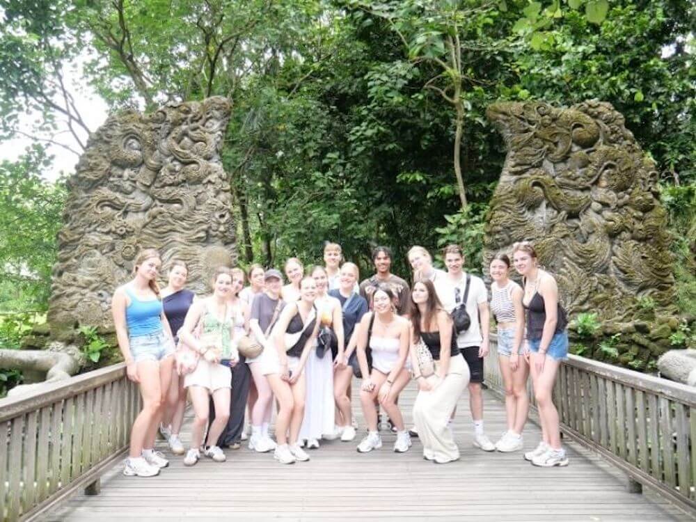 Structured vs. Independent Volunteering Abroad: Which is Right for You?