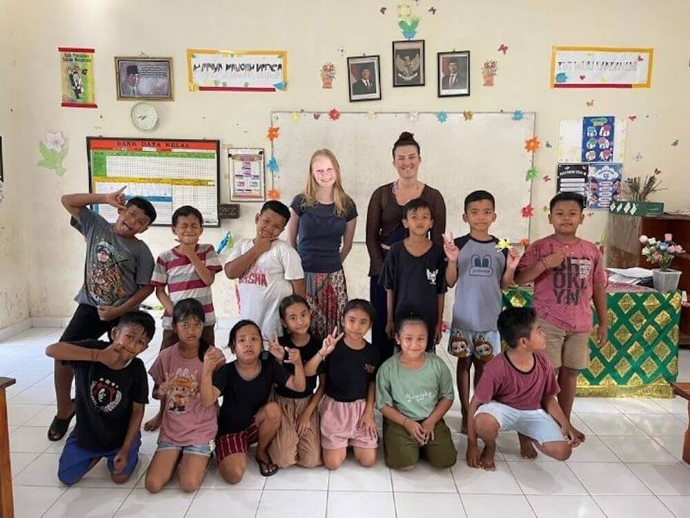 volunteering group at kindergarten in bali