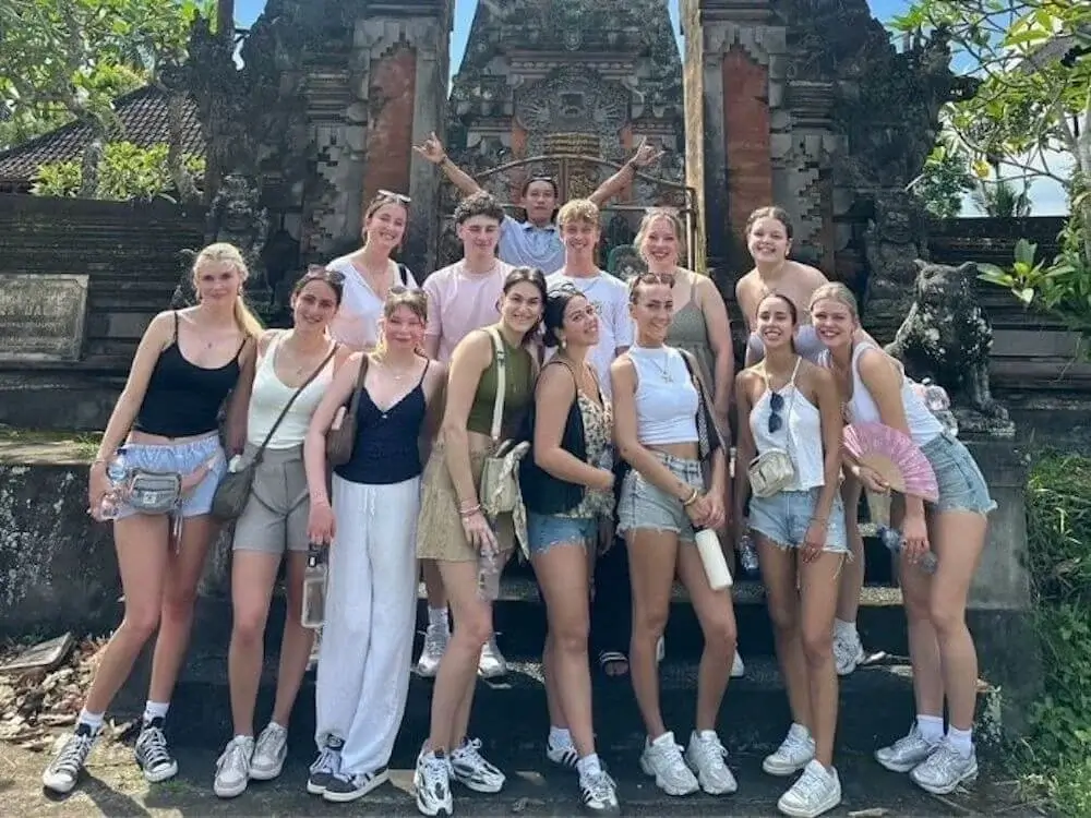 volunteers doing cultural trip after volunteer work